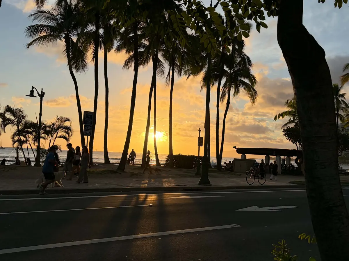 ハワイ・ワイキキの夕暮れ